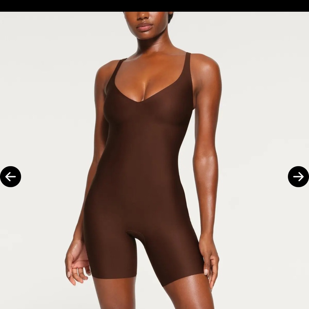 SKIMS BODY UNLINED PLUNGE MID THIGH BODYSUIT